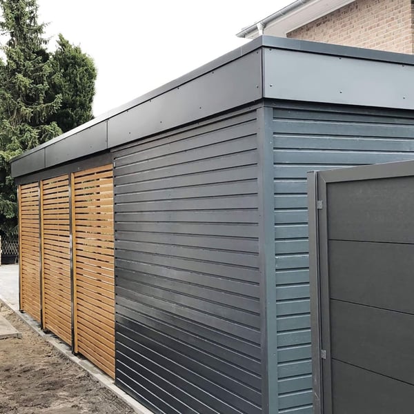 Dakrandprofiel ISOS antracietgrijs RAL 7016 op een plat dak met houten bekleding