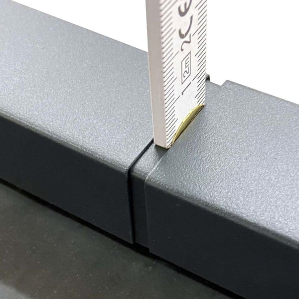 Dakrandprofiel verbinder CUBE, detail van de verbinding tussen twee profielen met duimstok