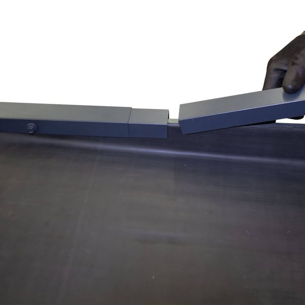 Dakrandprofiel verbinder CUBE, montage op een plat dak, hand schuift verbinder in