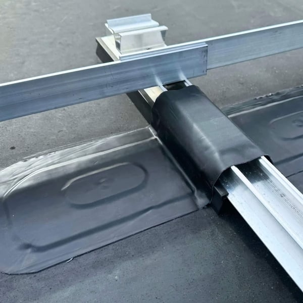 Dak reparatieband, zwarte EPDM-band voor afdichting onder een zonnepaneelhouder