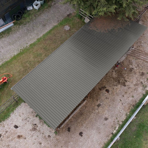 Damwandplaat 20/1100, grijs aluminiumkleurig, op een carport of afdak, bovenaanzicht