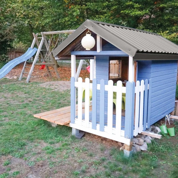 Damwandplaat 20/1100, grijs aluminiumkleurig, als dak op een blauw kinderspeelhuis met glijbaan