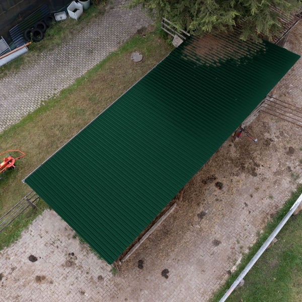 Damwandplaat 20/1100 Mosgroen op een carport, bovenaanzicht