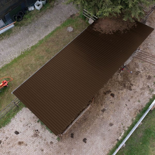 Damwandplaat 20/1100 Sepiabruin als dak op een lang gebouw, bovenaanzicht