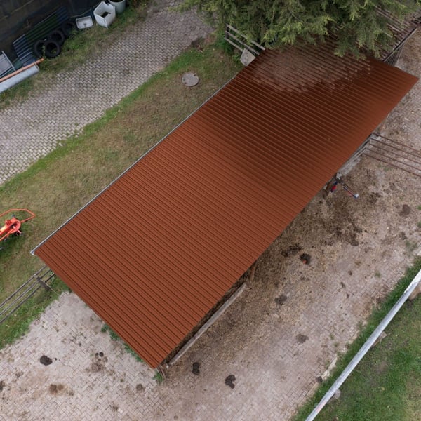 Damwandplaat 20/1100 Koperbruin als dak van een schuur, bovenaanzicht