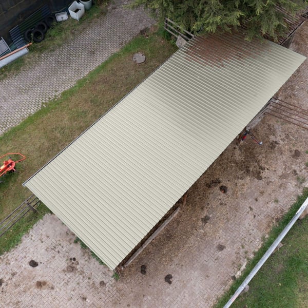 Damwandplaat 20/1100 Grijswit (RAL 9002) als dak op lang gebouw, bovenaanzicht