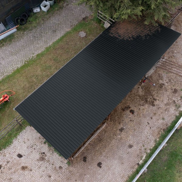 Damwandplaat 20/1100 antracietgrijs als dak van een afdak, dronebeeld