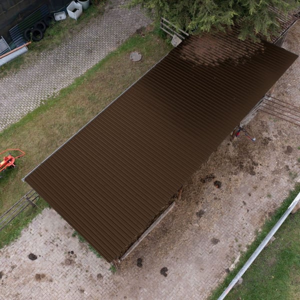 Bovenaanzicht van een dak met damwandplaat 20/1100 in sepiabruin