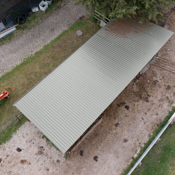 Damwandplaat 20/1100, lichtgrijs, als dak op een lange overkapping, bovenaanzicht