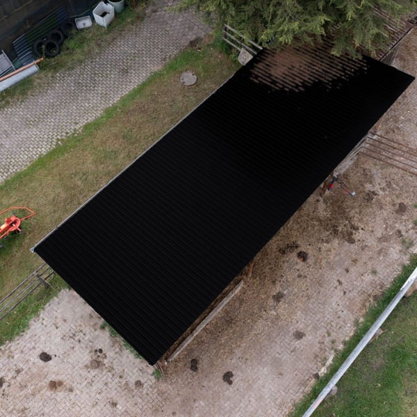 Damwandplaat 20/1100 gitzwart (RAL 9005) op een carport of afdak, bovenaanzicht