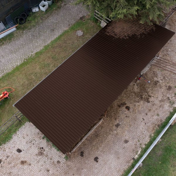 Damwandplaat 20/1100, 0,63 mm, RAL 8017, als dak op een lange schuur, bovenaanzicht