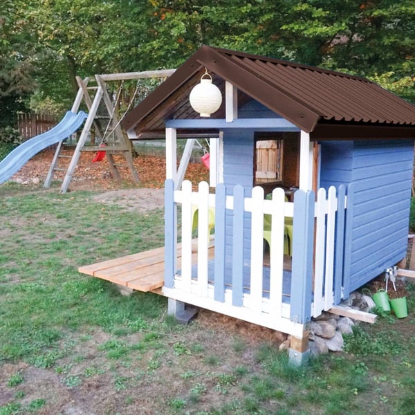 Damwandplaat 20/1100, 0,63 mm, RAL 8017, als dak op een blauw kinderspeelhuis in de tuin