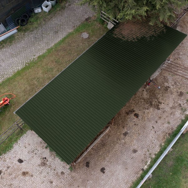 Damwandplaat 20/1100 dak in Chroomoxydegroen op een stalgebouw, bovenaanzicht