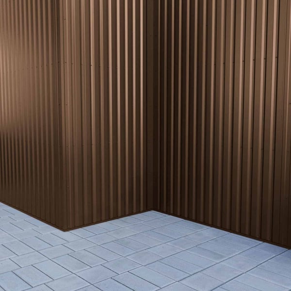 Hoek van een wandbekleding van sepiabruine damwandplaat 20/1100, detailweergave