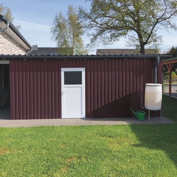 Schuurwand van damwandplaat 20/1100 wand Wijnrood RAL 3005 met witte deur
