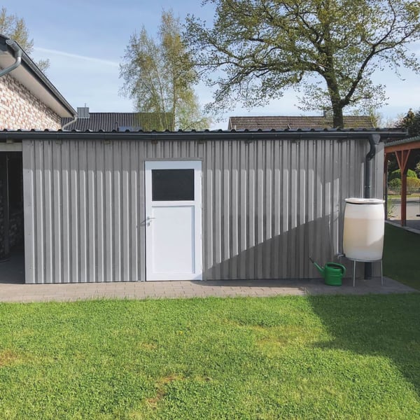 Tuinhuis bekleed met damwandplaat 20/1100 wand lichtgrijs, toepassingsvoorbeeld