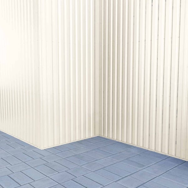 Detailaanzicht van de verticale plaatsing van damwandplaat 20/1100 in Zuiverwit (RAL 9010) aan een muur