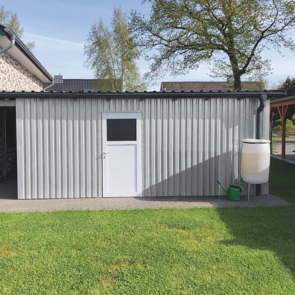 Tuinhuis met wandbekleding van damwandplaat 20/1100 Grijswit (RAL 9002)