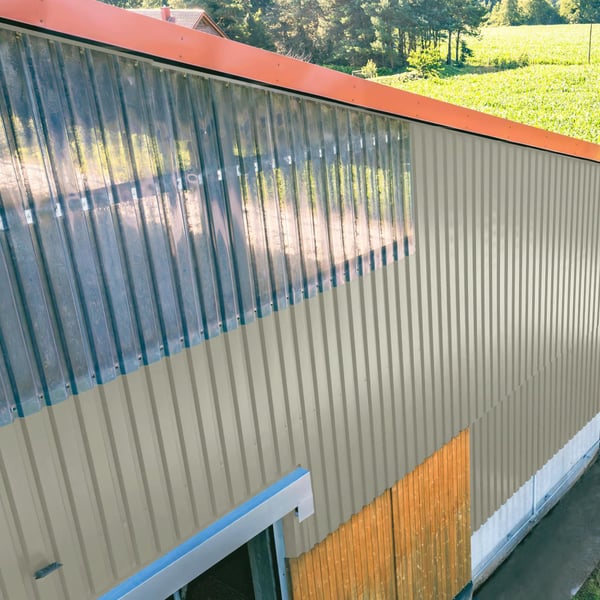 Industriehal met wand van damwandplaat 20/1100 Grijswit (RAL 9002) en lichtplaten