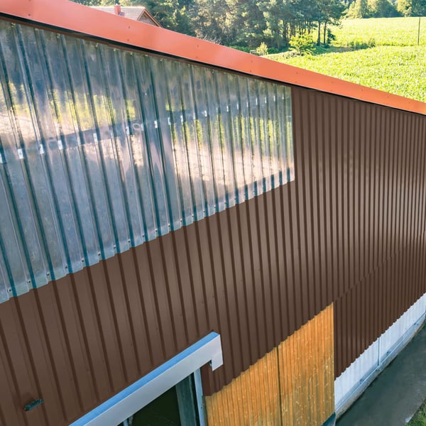 Gebouwwand met damwandplaat 20/1100 Notenbruin (RAL 8011) en lichtplaten