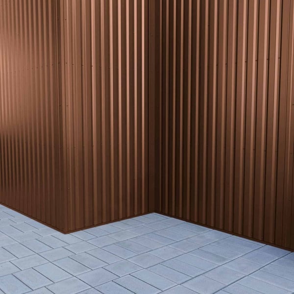 Hoek van een wandbekleding van damwandplaat 20/1100 Notenbruin (RAL 8011)