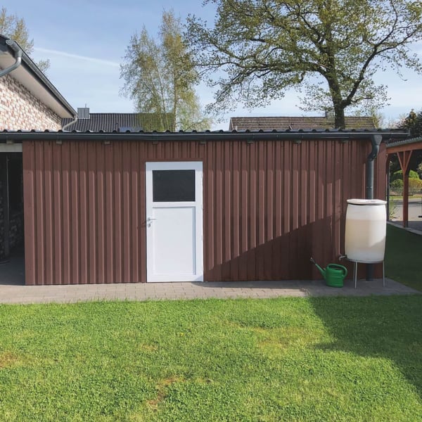 Damwandplaat 20/1100, Roodbruin (RAL 8012), 0,75 mm staal, als wandbekleding van een garage