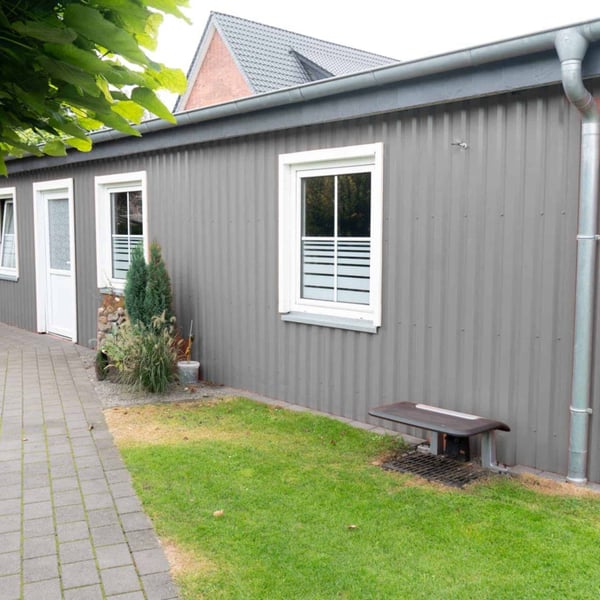 Bijgebouw met wandbekleding van damwandplaat 20/1100 in Zilver-Metallic
