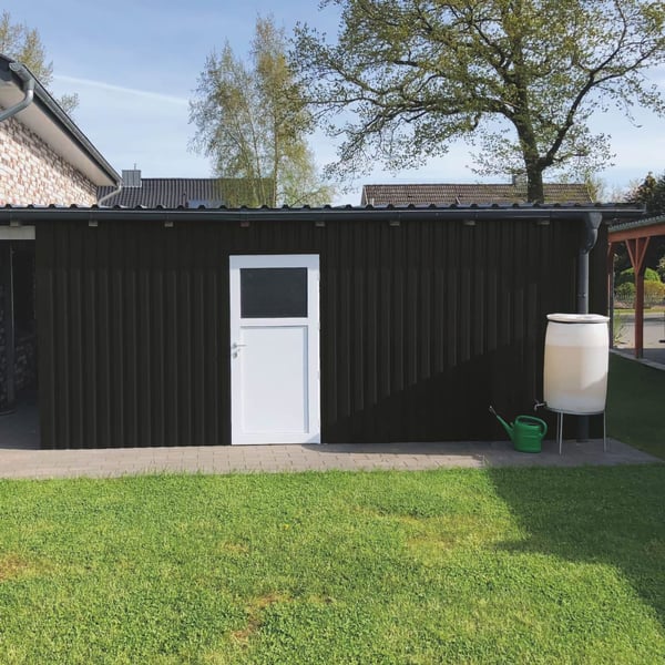 Gitzwarte damwandplaat 20/1100 als gevelbekleding op een tuinhuis