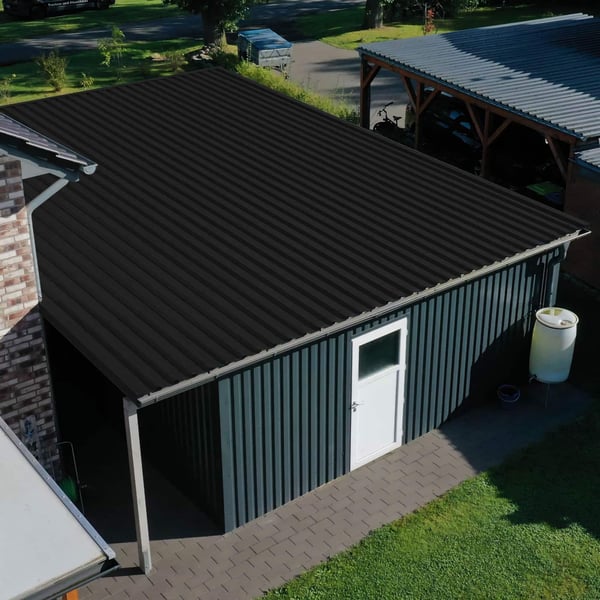 Damwandplaat 35/207 Gitzwart op een garage, dakbedekking