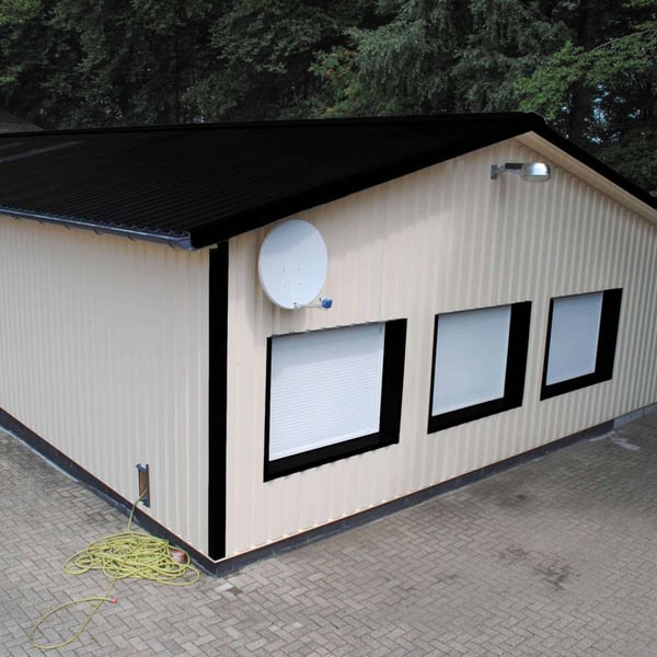 Damwandplaat 35/207 Gitzwart op een opslaggebouw, dakbedekking