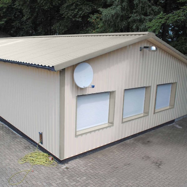 Damwandplaat 35/207 Grijswit als dak- en wandbekleding van een gebouw