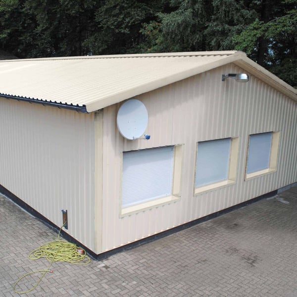 Damwandplaat 35/207 in zuiverwit (RAL 9010) als dak- en wandbekleding op een gebouw, toepassingsvoorbeeld