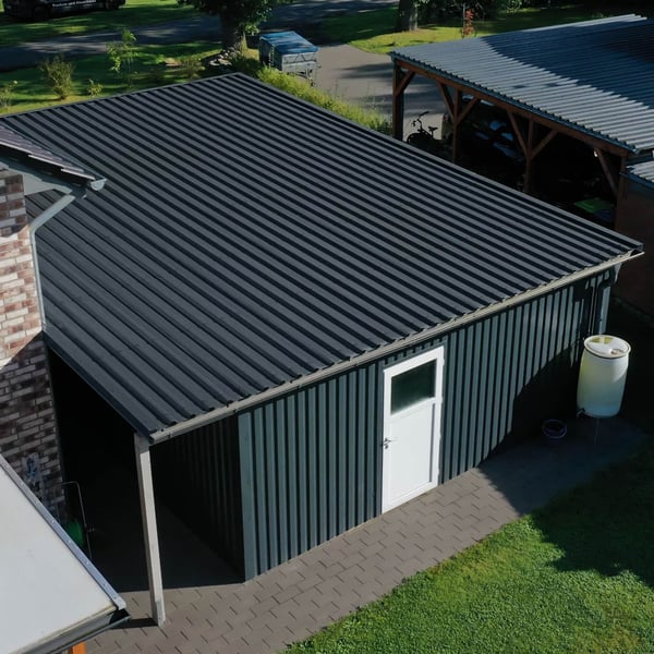 Damwandplaat 35/207 antracietgrijs als dak- en wandbekleding van een garage, bovenaanzicht