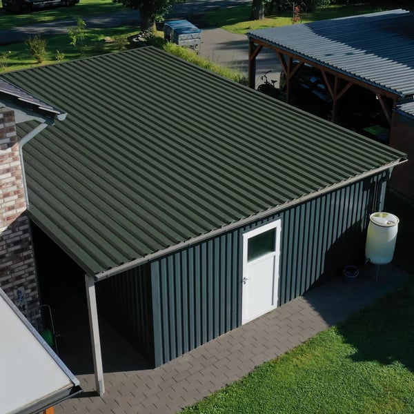 Damwandplaat 35/207 dak in Chroomoxydegroen (RAL 6020) op een garage, verlegd