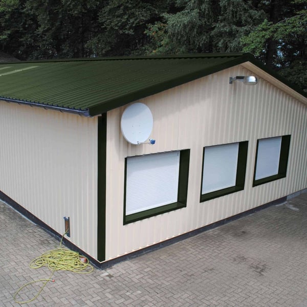 Damwandplaat 35/207 dak in Chroomoxydegroen (RAL 6020) op een industrieel gebouw, verlegd