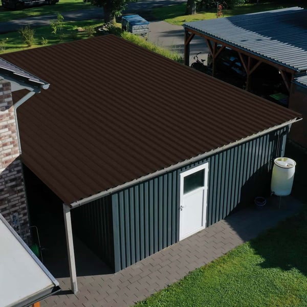 Damwandplaat 35/207, Chocoladebruin, als dakbedekking van een garage van bovenaf gezien