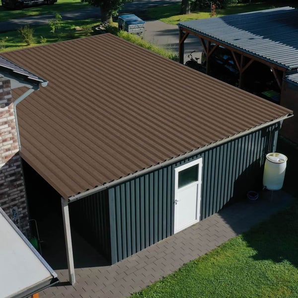 Damwandplaat 35/207 Notenbruin als dakbedekking van een garage met aanbouw