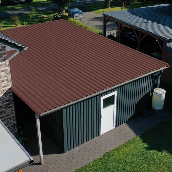 Damwandplaat 35/207 dak Roodbruin (RAL 8012) op een garage met luifel, bovenaanzicht