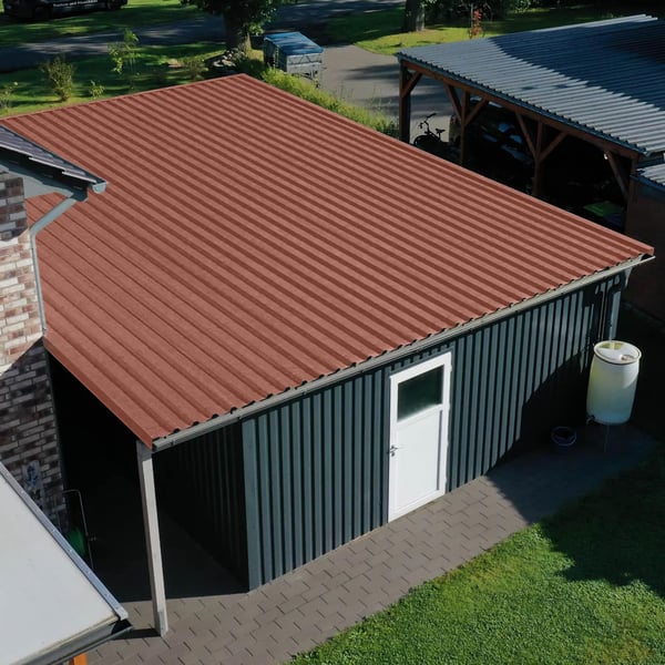 Damwandplaat 35/207 in koperbruin op een garage als dakbedekking, bovenaanzicht