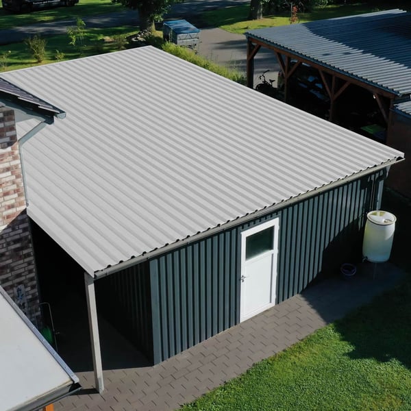 Damwandplaat 35/207 in Zilver-Metallic op een garagedak, leggen