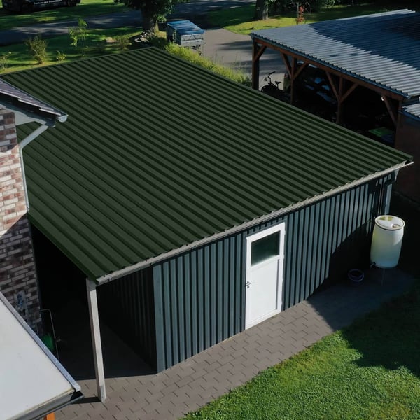 Dak van damwandplaat 35/207 Mosgroen op een aanbouw, bovenaanzicht