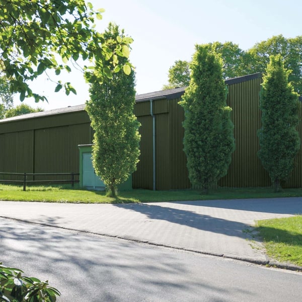 Hal met wandbekleding van damwandplaat 35/207 in Chroomoxydegroen