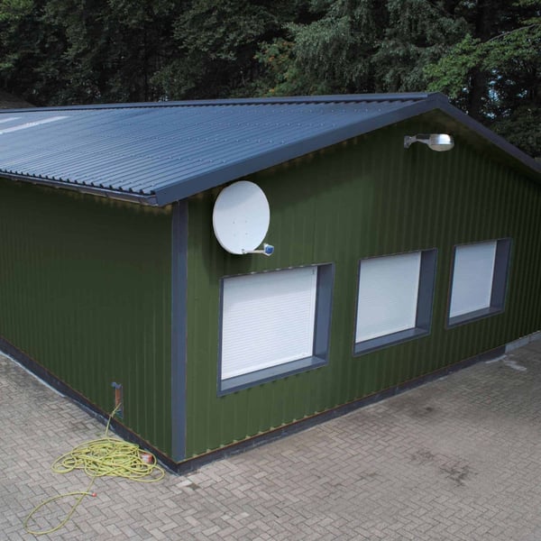 Gebouw met dak en wand van damwandplaat 35/207 in Chroomoxydegroen