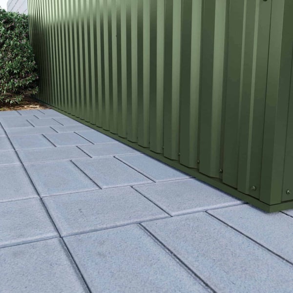 Detailaanzicht van de onderrand van damwandplaat 35/207 in Chroomoxydegroen aan een wand