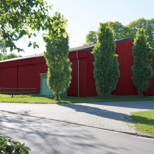 Hal met wandbekleding van damwandplaat 35/207 wand Wijnrood (RAL 3005)