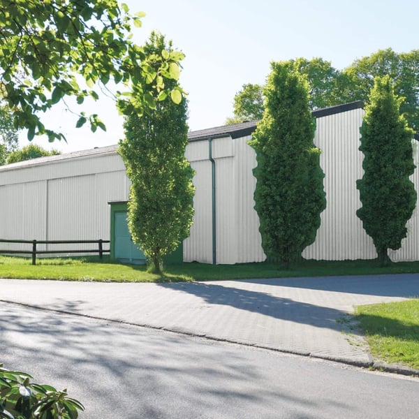 Damwandplaat 35/207 wand, lichtgrijs RAL 7035, als gevel van een opslagloods