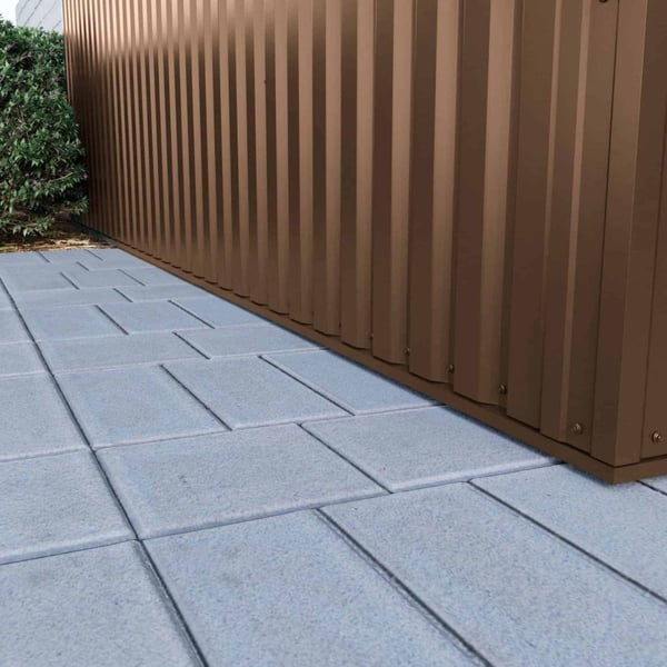 Damwandplaat 35/207 wand Sepiabruin, detail van de onderrand met bevestiging