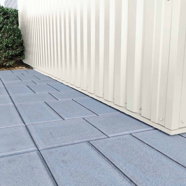 Detailaanzicht van de onderrand van de damwandplaat 35/207 wand in Grijswit (RAL 9002) op een gevel