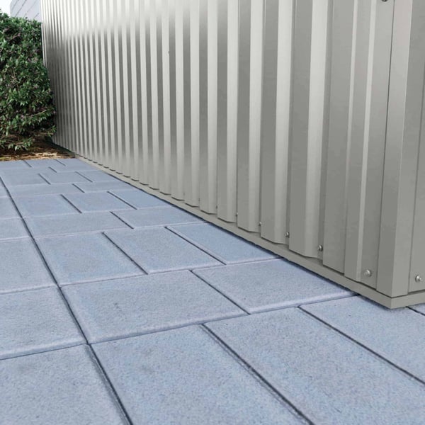 Detail van de onderste bevestiging van grijs aluminiumkleurige damwandplaat 35/207 wand