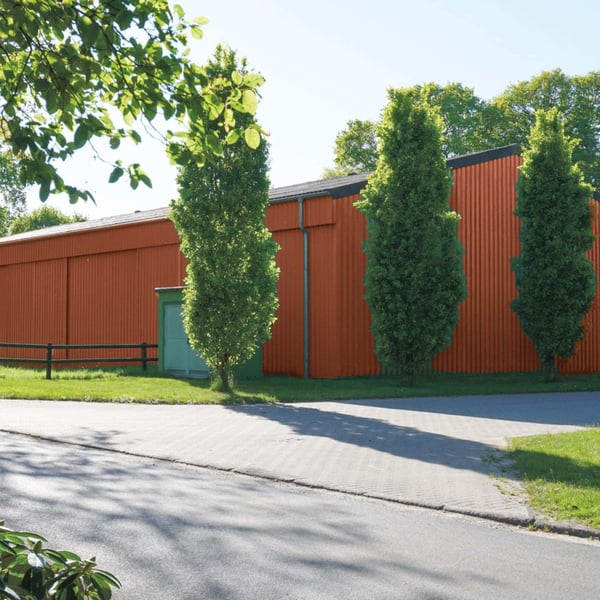 Damwandplaat 35/207 wand koperbruin op een opslagloods, verticaal gemonteerd